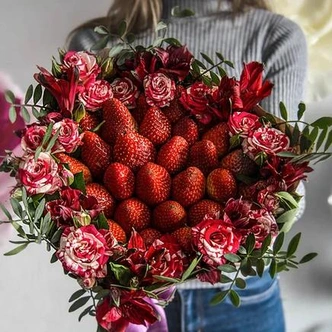 Фрукти та квіти разом Квіти в коробці на 8 Березня з фруктами: корисний та смачний подарунок для здоров'я та гарного настрою.