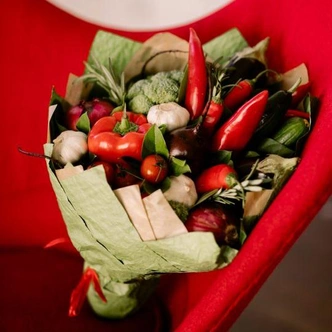 Букет з іграшок Креативний букет з іграшок на 8 Березня: милий та оригінальний подарунок для дівчини з гумором.