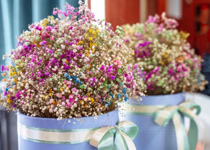 Квіти та макаруни Квіти в коробці на 8 Березня з макарунами: елегантний подарунок для справжніх гурманів.