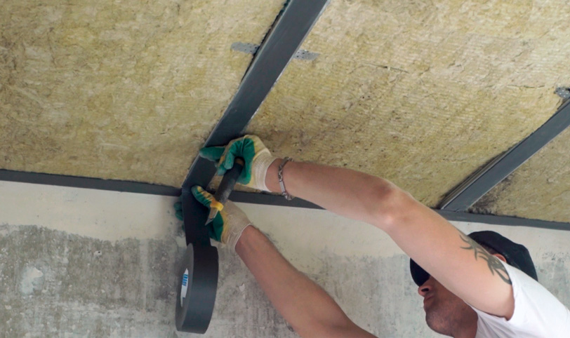 Кріплення ТЗІ Кріплення для шумоізоляції стелі: спеціальні елементи для монтажу звукоізоляційних матеріалів.