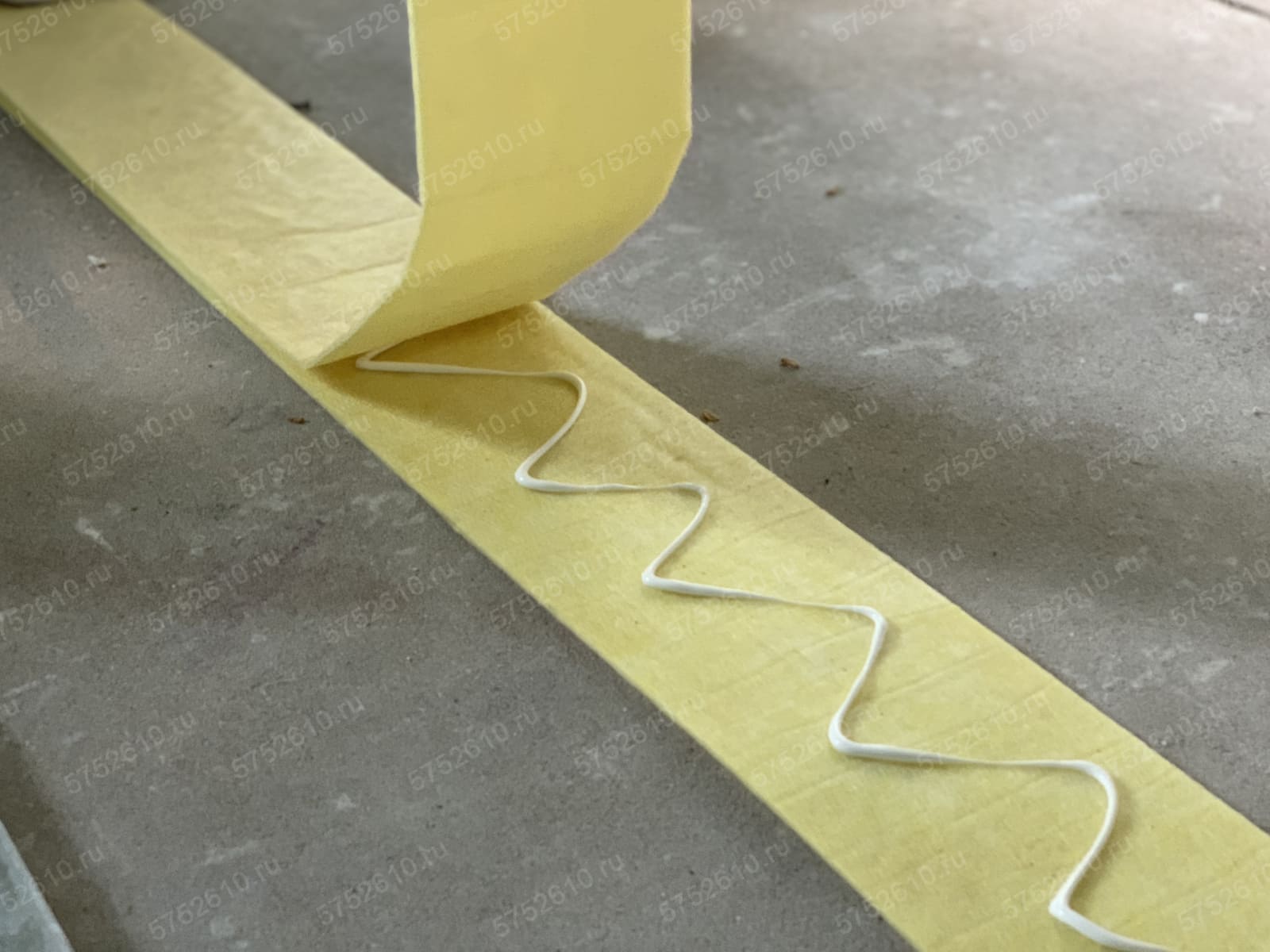 Елементи каркасу Фотографія елементів каркасної системи, що готуються до монтажу шумоізоляції стелі.