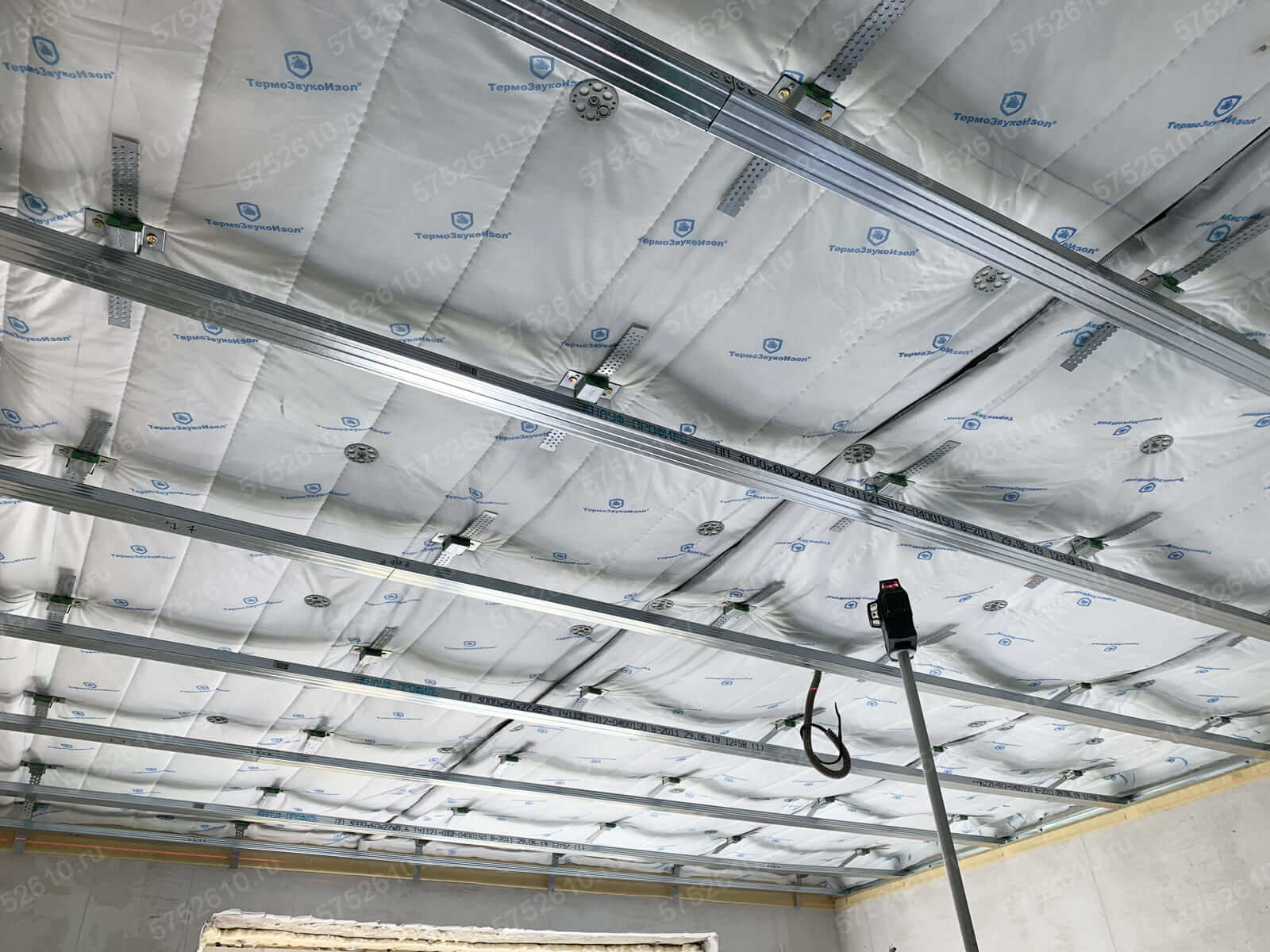 Укладання ТЗІ Використання ТермоЗвукоІзол при каркасній звукоізоляції стелі: укладання матеріалу.