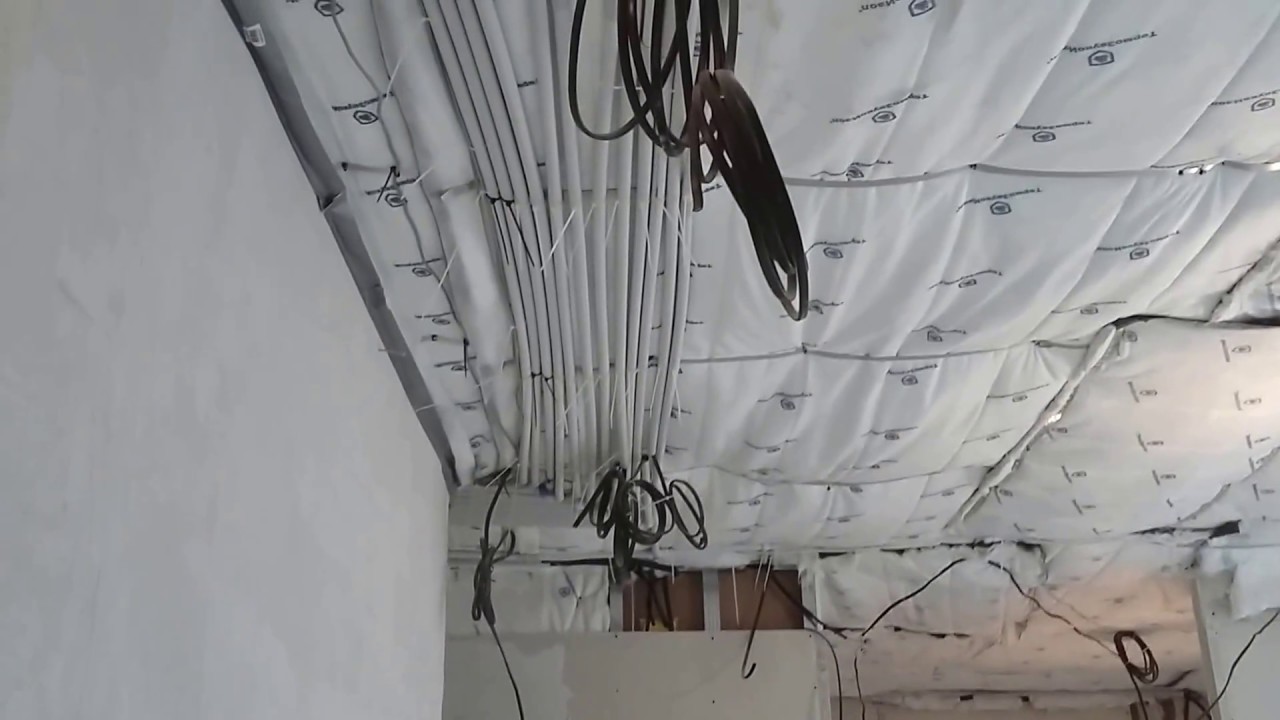 Бруси для каркасу Встановлення каркасної звукоізоляції стелі: закріплення дерев'яних брусів для майбутньої шумоізоляції.