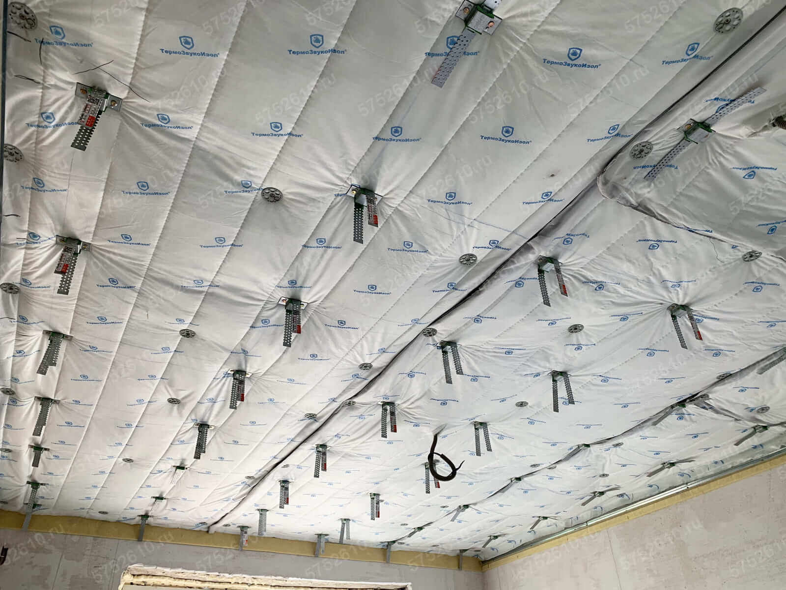 Горизонтальні профілі Детальний процес монтажу каркасної звукоізоляції стелі: встановлення горизонтальних профілів.