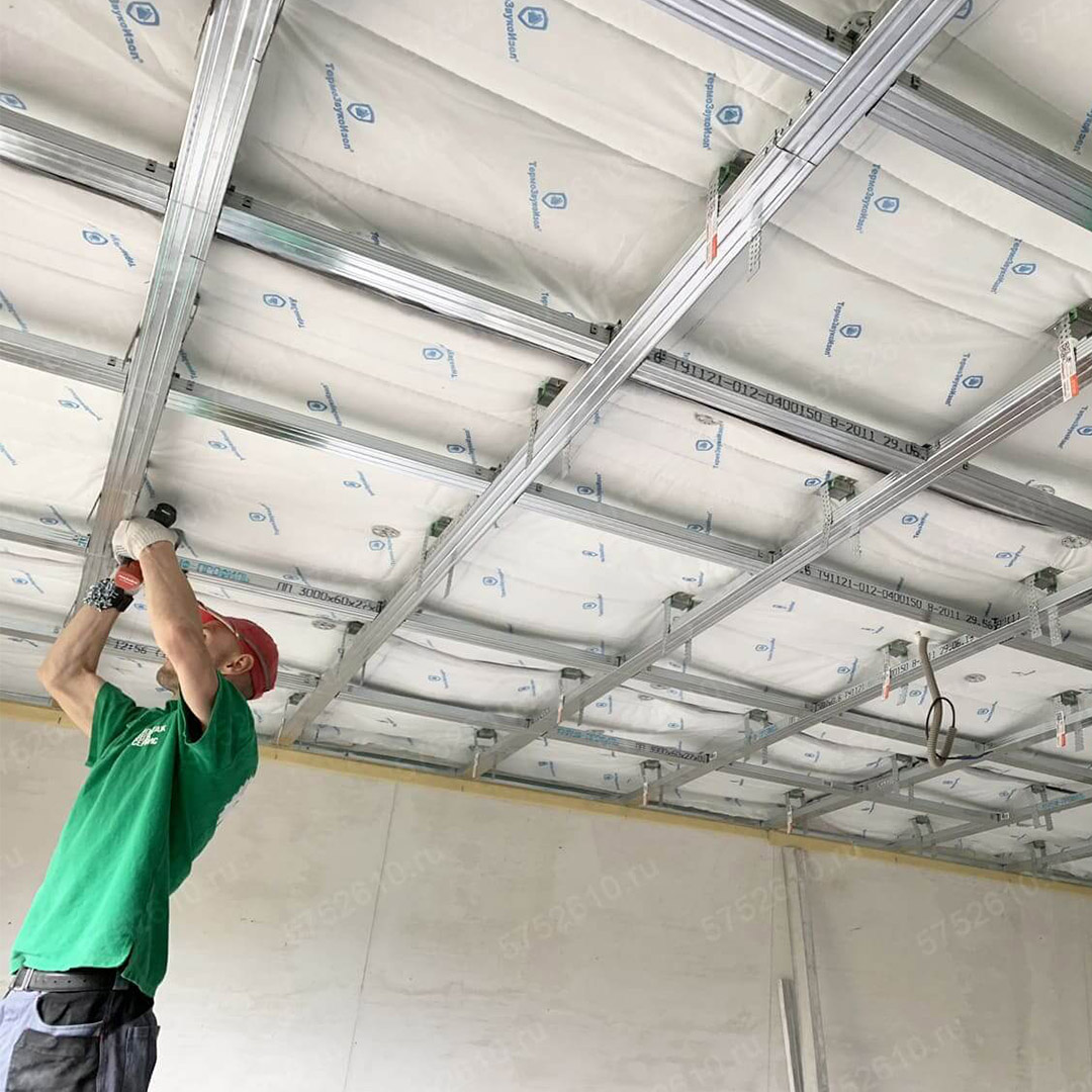 Монтаж СтопЗвук Встановлення шумоізоляції стелі: монтаж плит СтопЗвук на каркас, один з етапів.