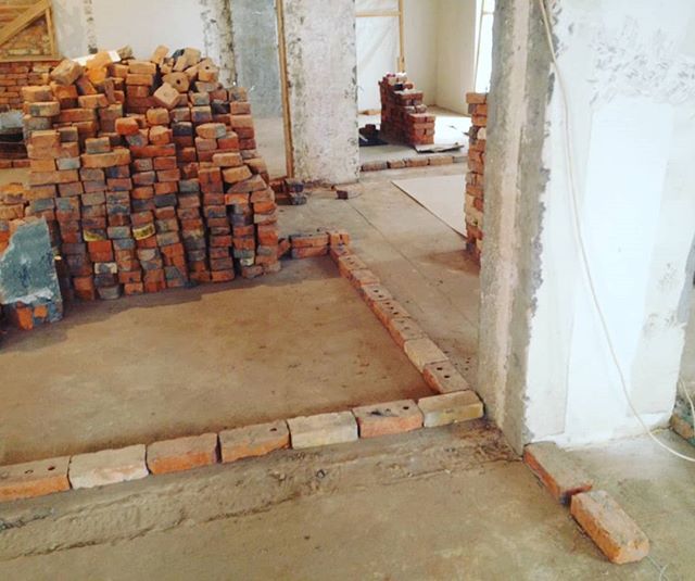 Вибір інструментів Різні види інструментів і пристосувань для цегляної кладки.