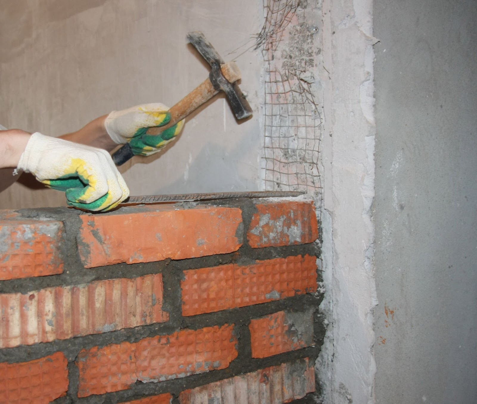 Інструменти для майстра Вибір інструментів для кладки міжкімнатних перегородок з цегли: кельма, рівень, схил