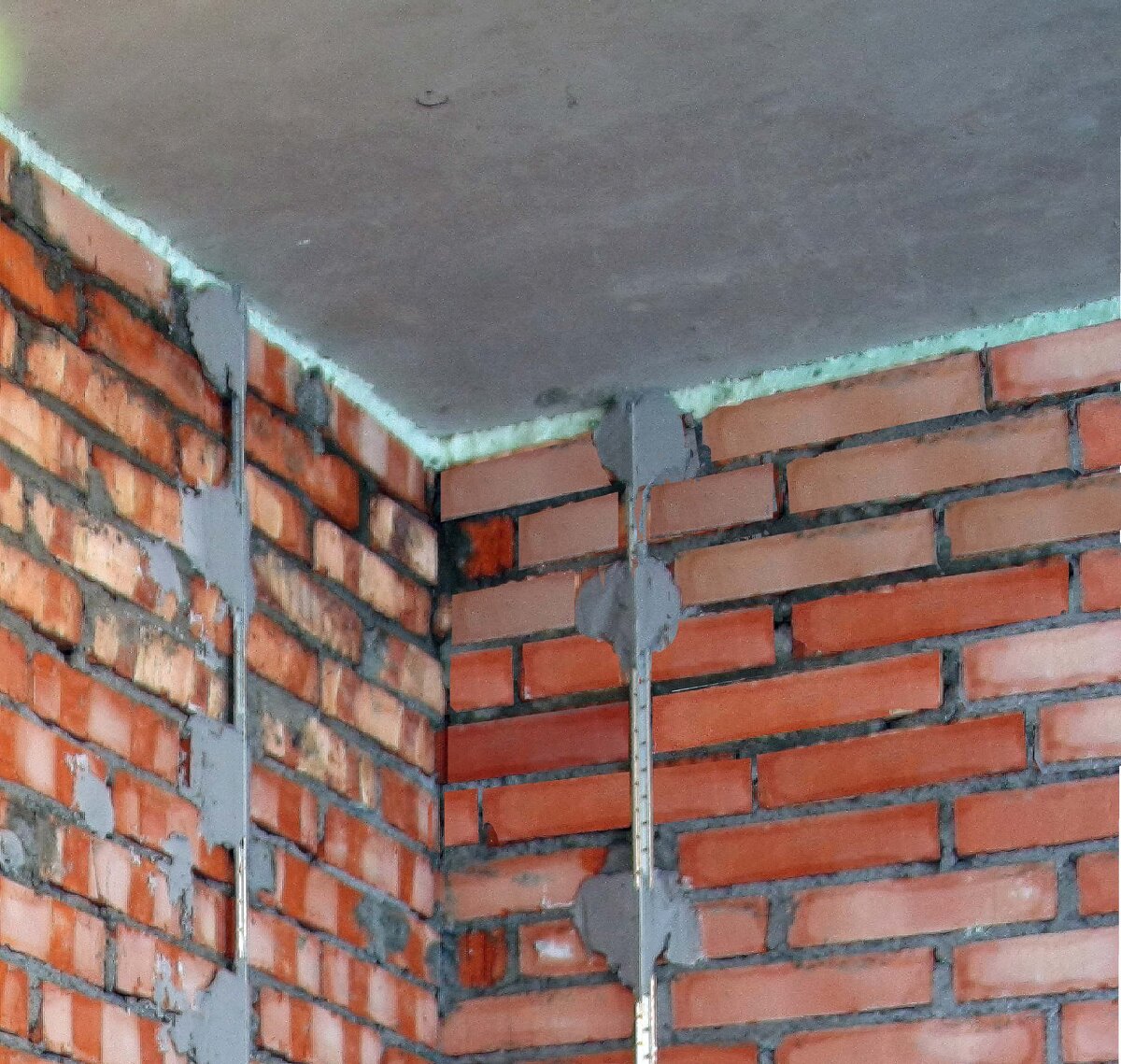 Все під рукою Матеріали та інструменти, необхідні для якісної цегляної кладки міжкімнатної перегородки