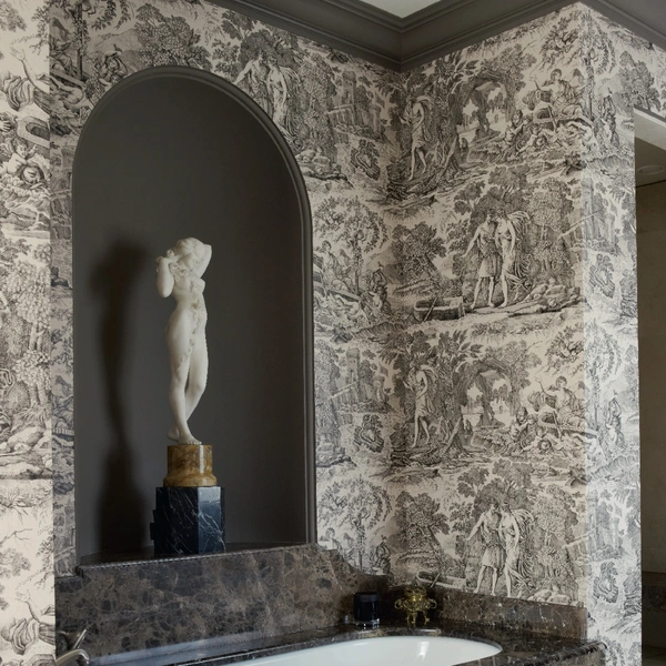 Унікальний арт-декор Арт-декор елементи в сучасній ванній кімнаті, що додають унікальності та стилю.