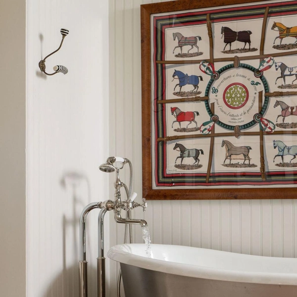 Сучасний декор ванної Елегантний сучасний декор ванної кімнати, що перетворює її на індивідуальний спа-центр з арт-елементами.