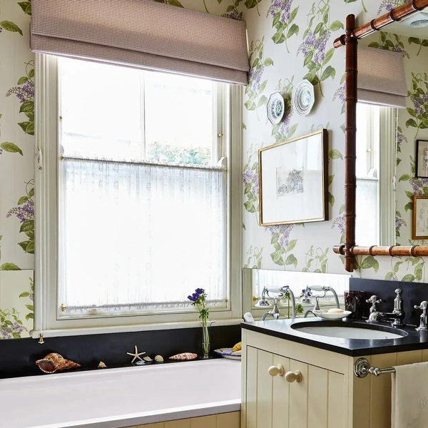 Дизайн ванної 2026 Сучасний дизайн ванної кімнати 2026 з елементами арт-декору та розкішним декором, що нагадує спа-центр.