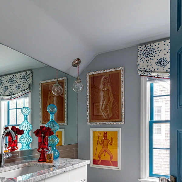 Сучасний затишок спа Приклад сучасного декору ванної кімнати, який створює відчуття затишку та спа-центру.