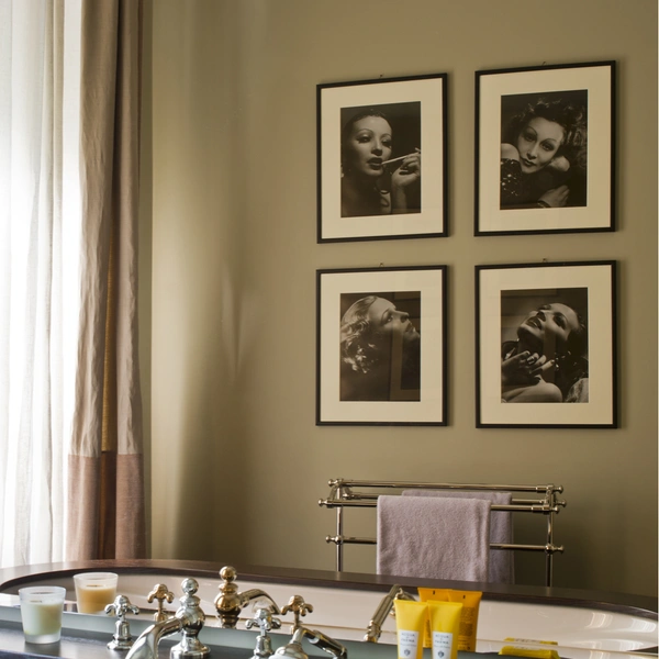 Функціональний арт-декор ванної Сучасний декор ванної кімнати з елементами арт-декору та функціональними рішеннями.