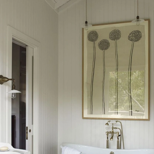 Елегантність у ванній Сучасний дизайн ванної кімнати з елементами арт-декору та стильними аксесуарами.