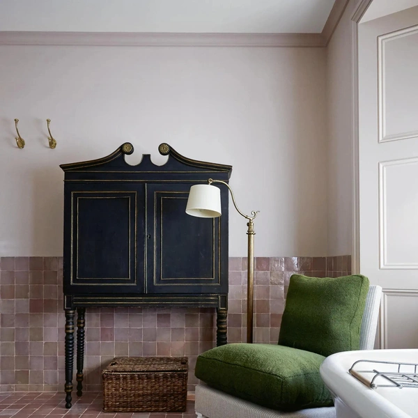 Мінімалізм у ванній Мінімалістичний сучасний декор ванної кімнати з акцентом на функціональність.