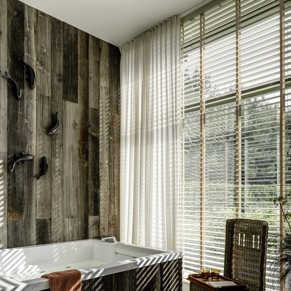 Елегантність у спа-стилі Елегантний сучасний декор ванної кімнати, що нагадує спа-центр з використанням арт-елементів.