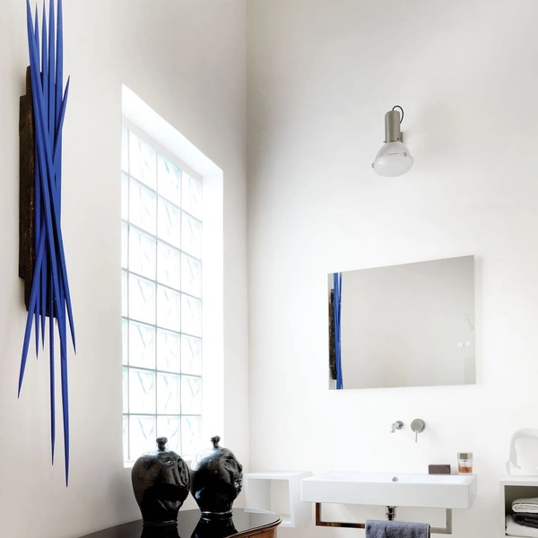 Вишукані деталі Сучасний декор ванної кімнати з вишуканими деталями та стильним освітленням.