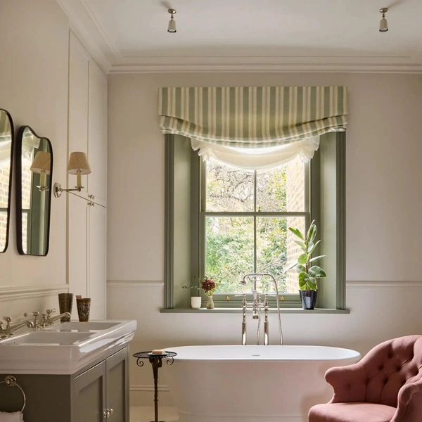 Арт-декор ванної кімнати Сучасний арт-декор ванної кімнати з унікальними декоративними елементами, що створюють атмосферу спа-центру.