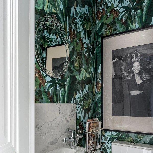 Розкіш арт-деталей Деталі арт-декору у сучасній ванній кімнаті, що створюють атмосферу розкоші та релаксації.