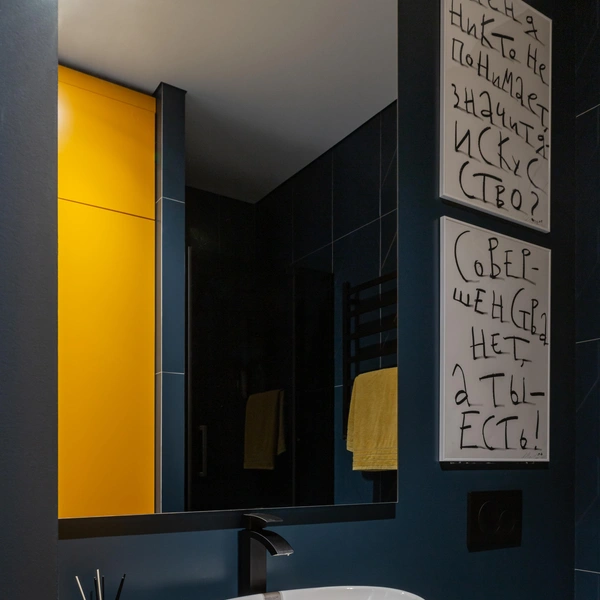 Функціональний декор ванної Мінімалістичний сучасний декор ванної кімнати з акцентом на функціональність