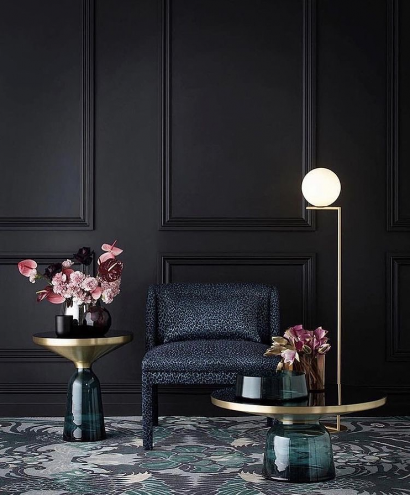 Затишний темний кабінет Темний інтер'єр 2026: кабінет з темними стінами, дерев'яними меблями та приглушеним освітленням.