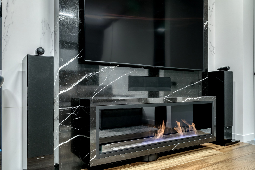 Лофт: темний кабінет Темний інтер'єр кабінету в стилі лофт з книжковими полицями та робочим столом