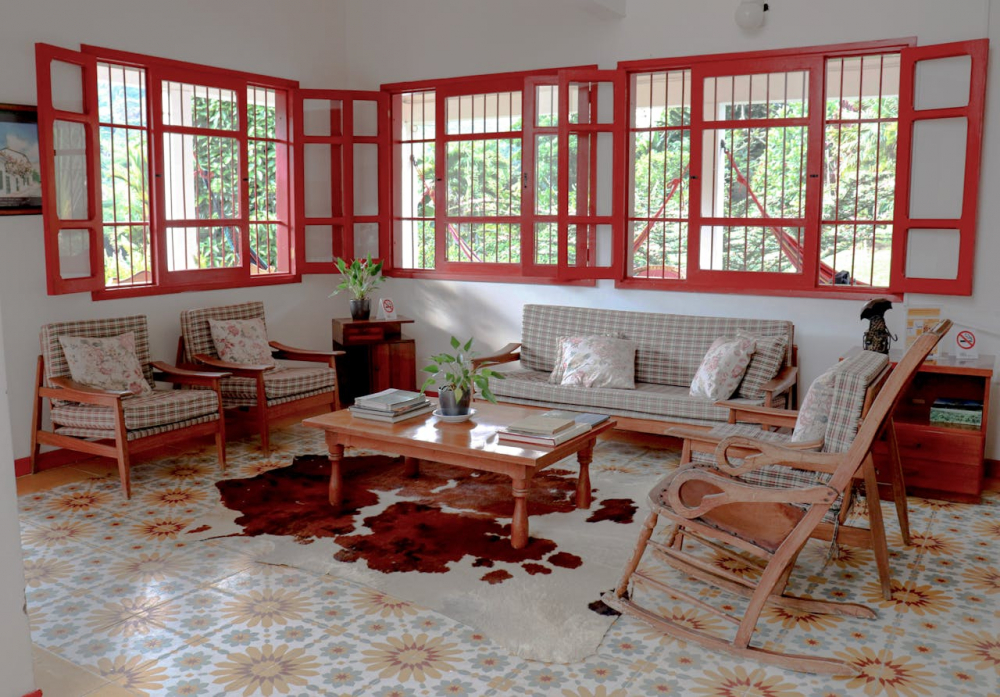 Еклектика: минуле та сучасне Дизайн еклектичної квартири з антикварними меблями та сучасними арт-об'єктами