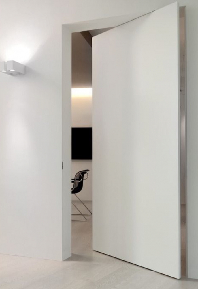 Дерево та невидимість Приклад дизайну: двері прихованого монтажу в поєднанні з дерев'яними панелями.