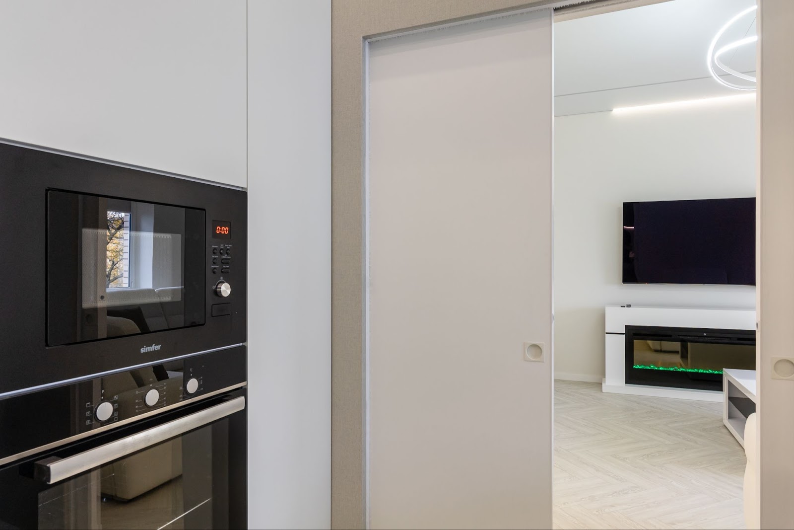 Біла елегантність Двері прихованого монтажу у білому кольорі, ідеально підходять для мінімалістичного стилю 2026.