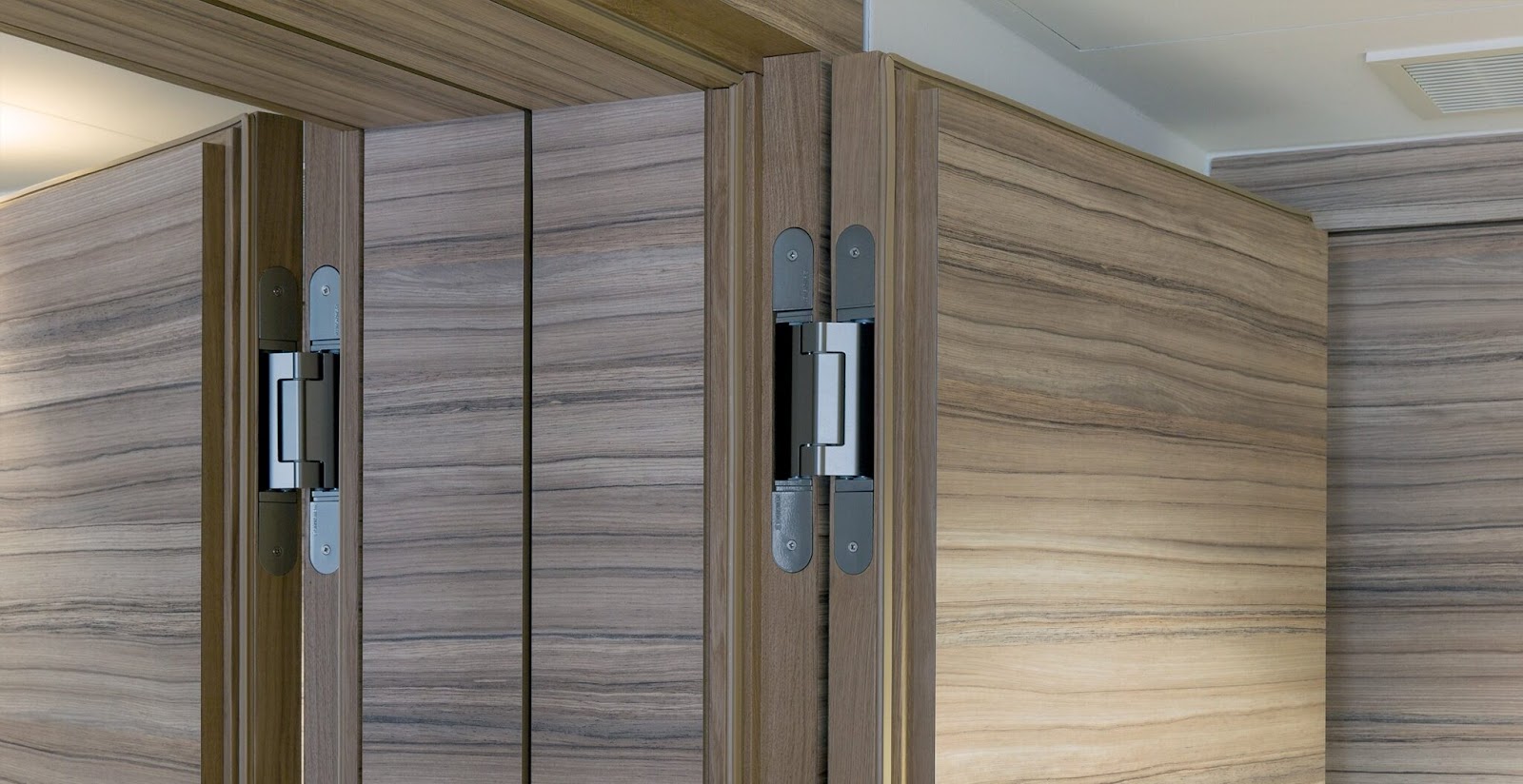 Елегантність прихованих дверей Двері прихованого монтажу в сучасному мінімалістичному інтер'єрі, пофарбовані в нейтральний колір.