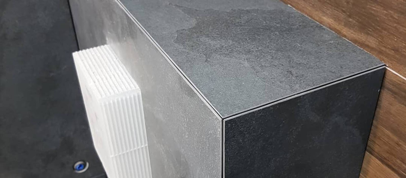 Плитка під дерево Бюджетний ремонт 2026: економія на матеріалах - плитка під дерево для ванної кімнати.