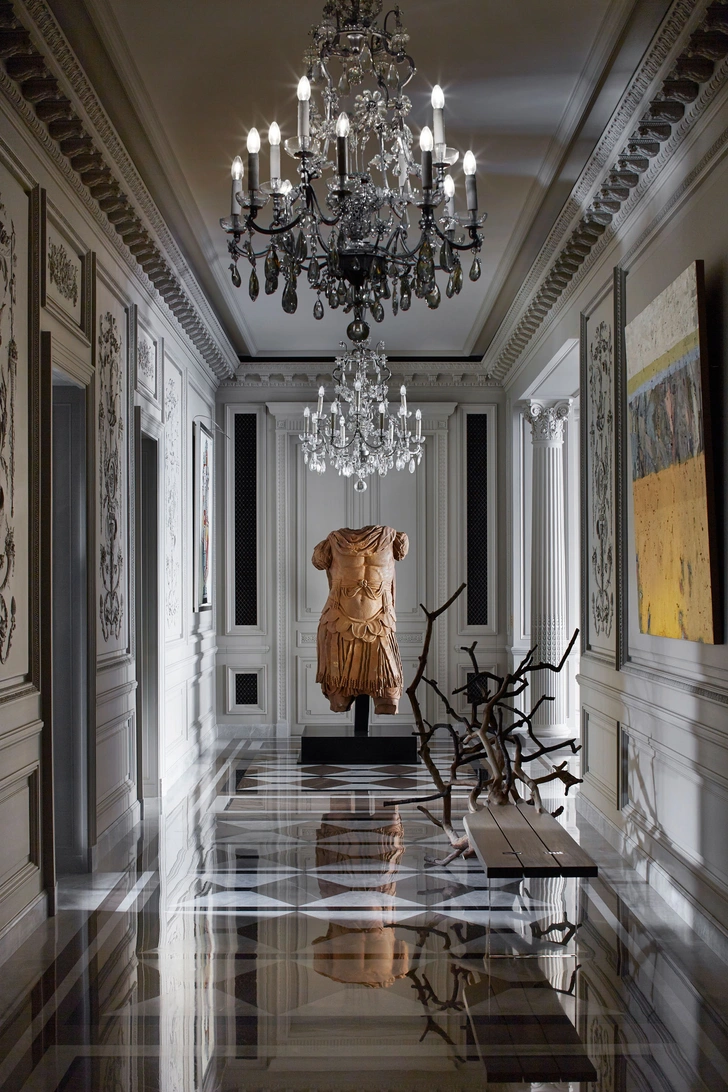 Мінімалізм – кращий вибір Коридор 2026: велика кількість декору перевантажує вузький простір.