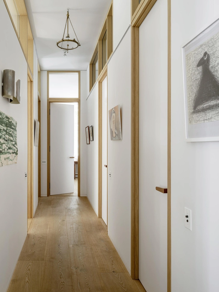 Світлі кольори – найкращий вибір Неправильне оформлення коридору 2026: темні кольори роблять простір меншим.