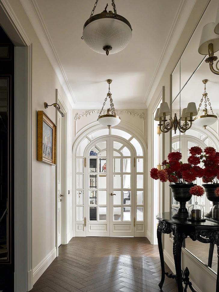 Не захаращуйте коридор! Помилки дизайну коридору 2026: захаращений простір та відсутність освітлення.