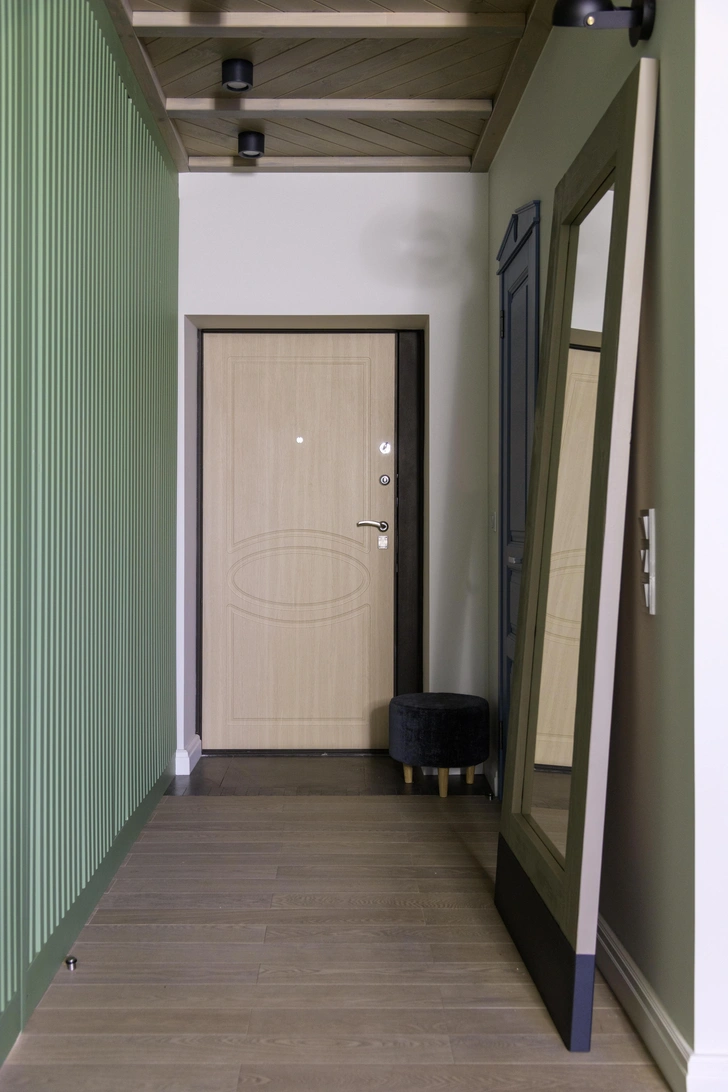 Дзеркала: збільшують простір Дизайн коридору 2026: ігнорування дзеркал у вузькому коридорі зменшує відчуття простору