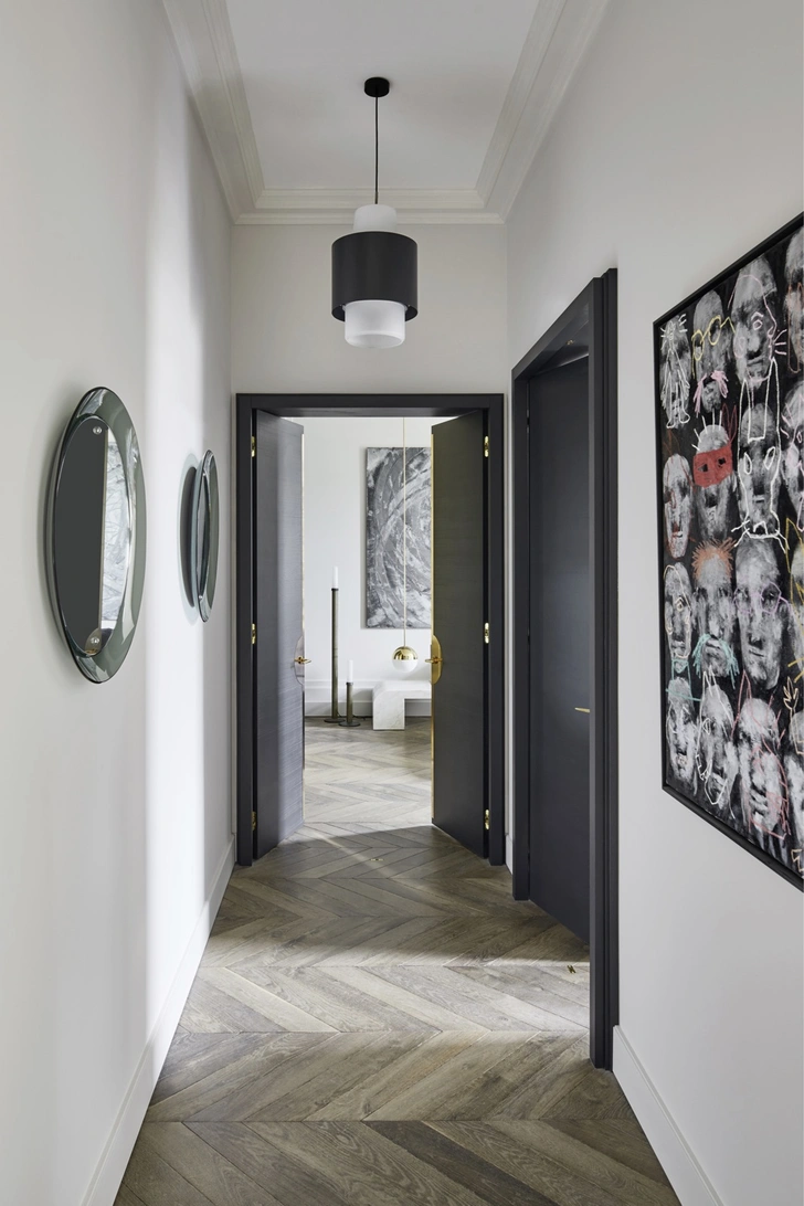 Дзеркала розширюють простір Дизайн коридору 2026: відсутність дзеркал у вузькому просторі зменшує його візуально.