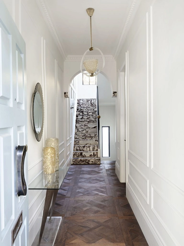 Уникайте помилок! Дизайн вузького коридору: неправильний вибір килима та освітлення у 2026 році.