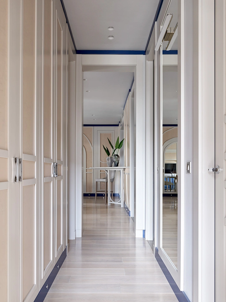 Вузький коридор: колір Простір коридору 2026: використання темних кольорів візуально зменшує вузький простір