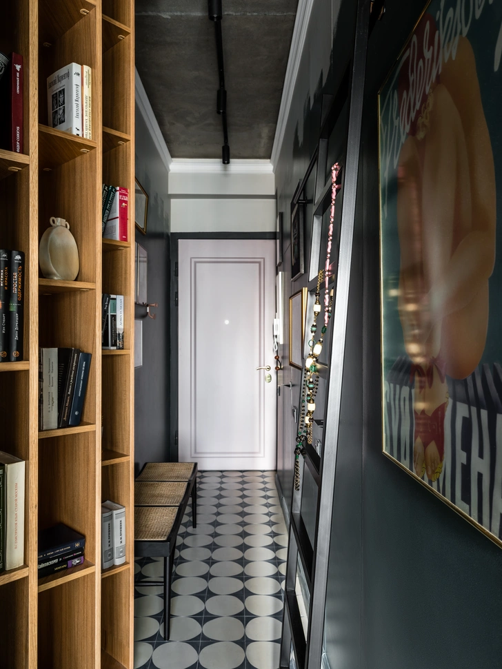 Додайте кольорові акценти! Дизайн коридору 2026: відсутність кольорових акцентів робить простір нудним.