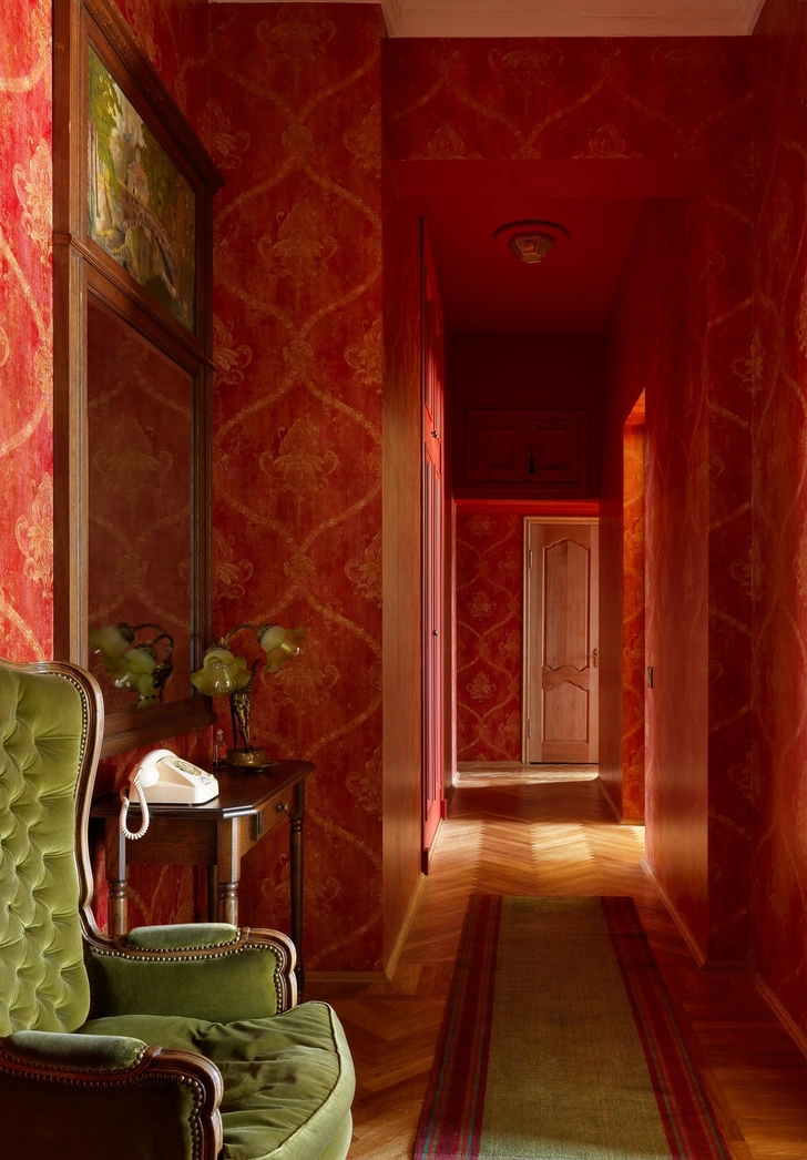 Світлі матеріали! Дизайн коридору 2026: використання темних матеріалів робить коридор тьмяним.