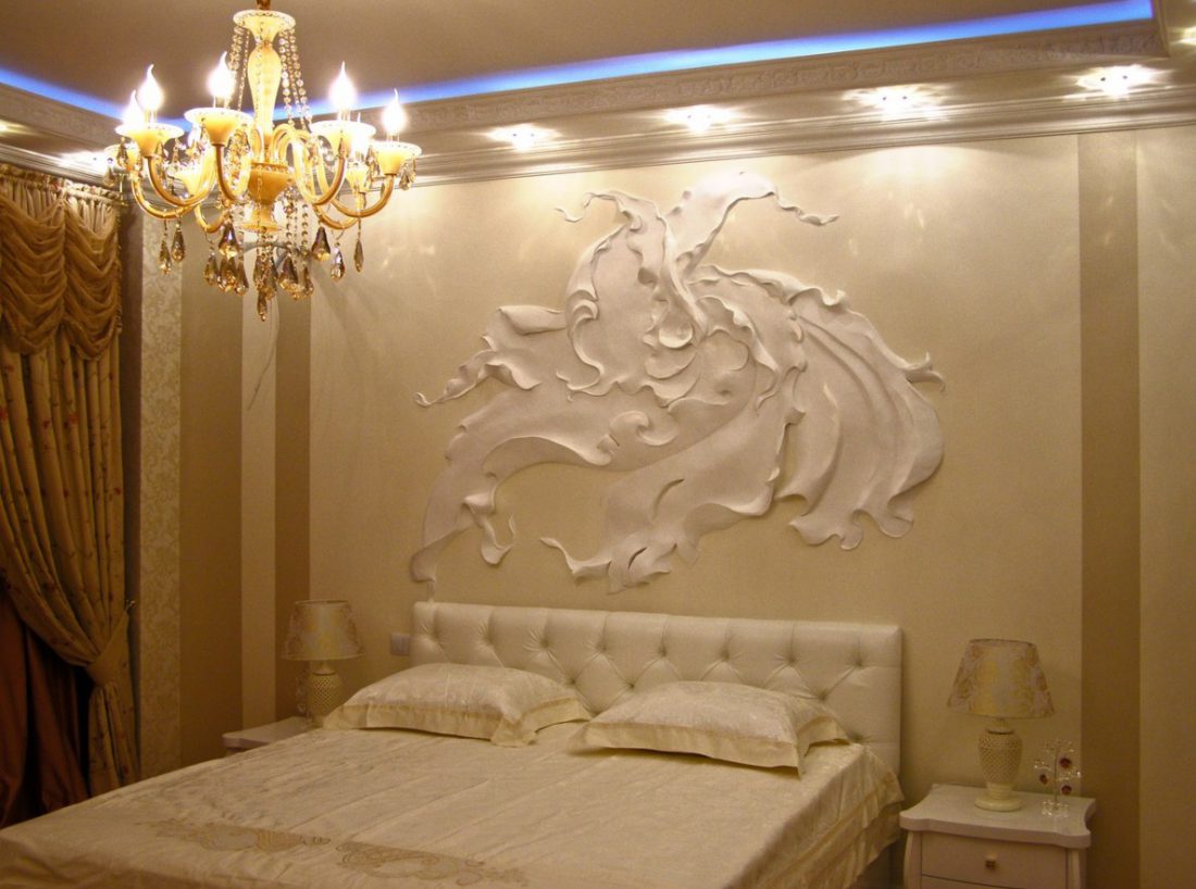 Кухня: Класичний стиль Інтер'єр кухні в класичному стилі з дерев'яними фасадами та мармуровою стільницею