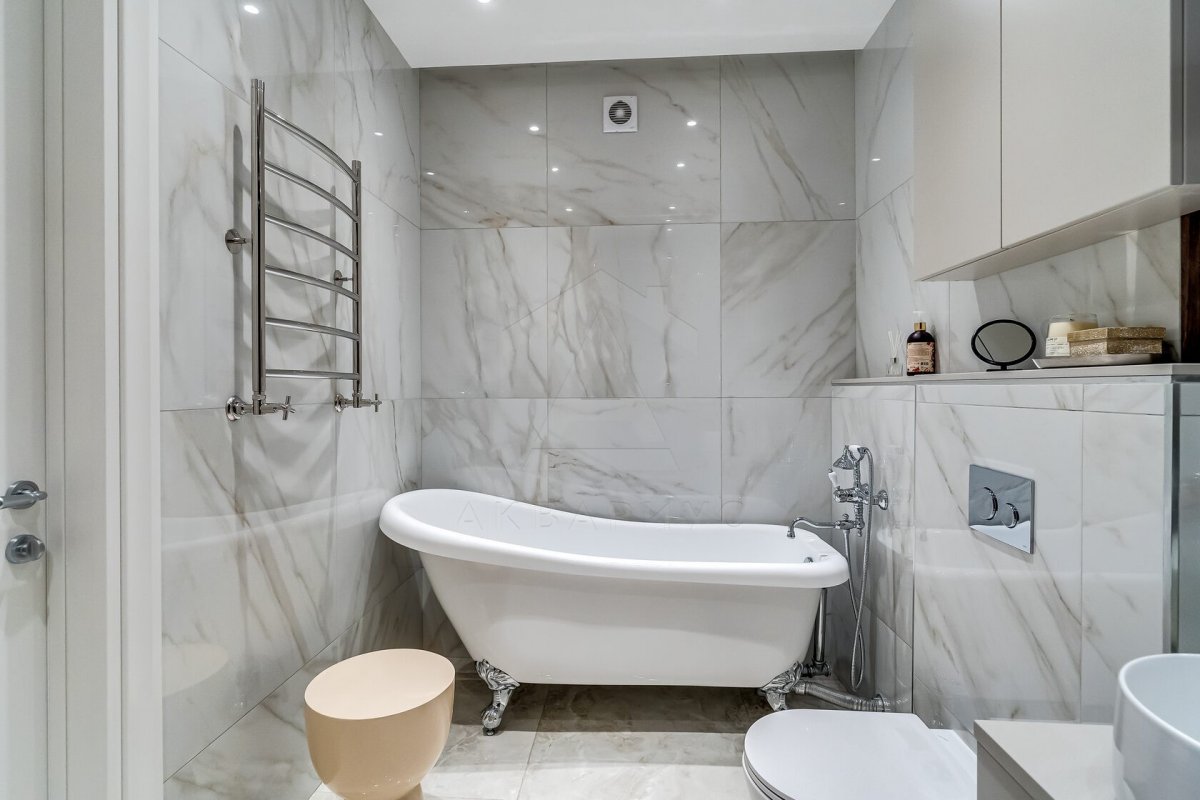 Класичний інтер'єр квартири Елегантний дизайн квартири в класичному стилі з розкішними меблями та декором.