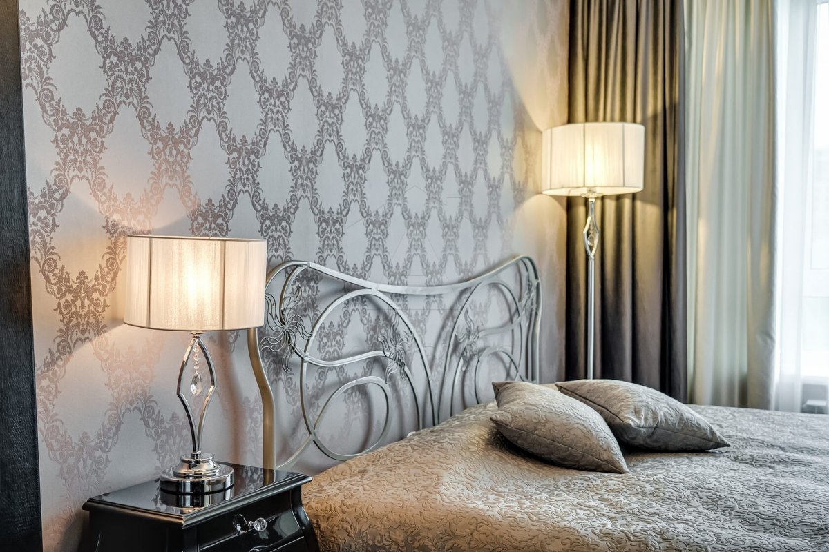 Класична вечеря Стіл у класичному стилі, сервірований для вечері: порцеляна, кришталь, срібні прибори.