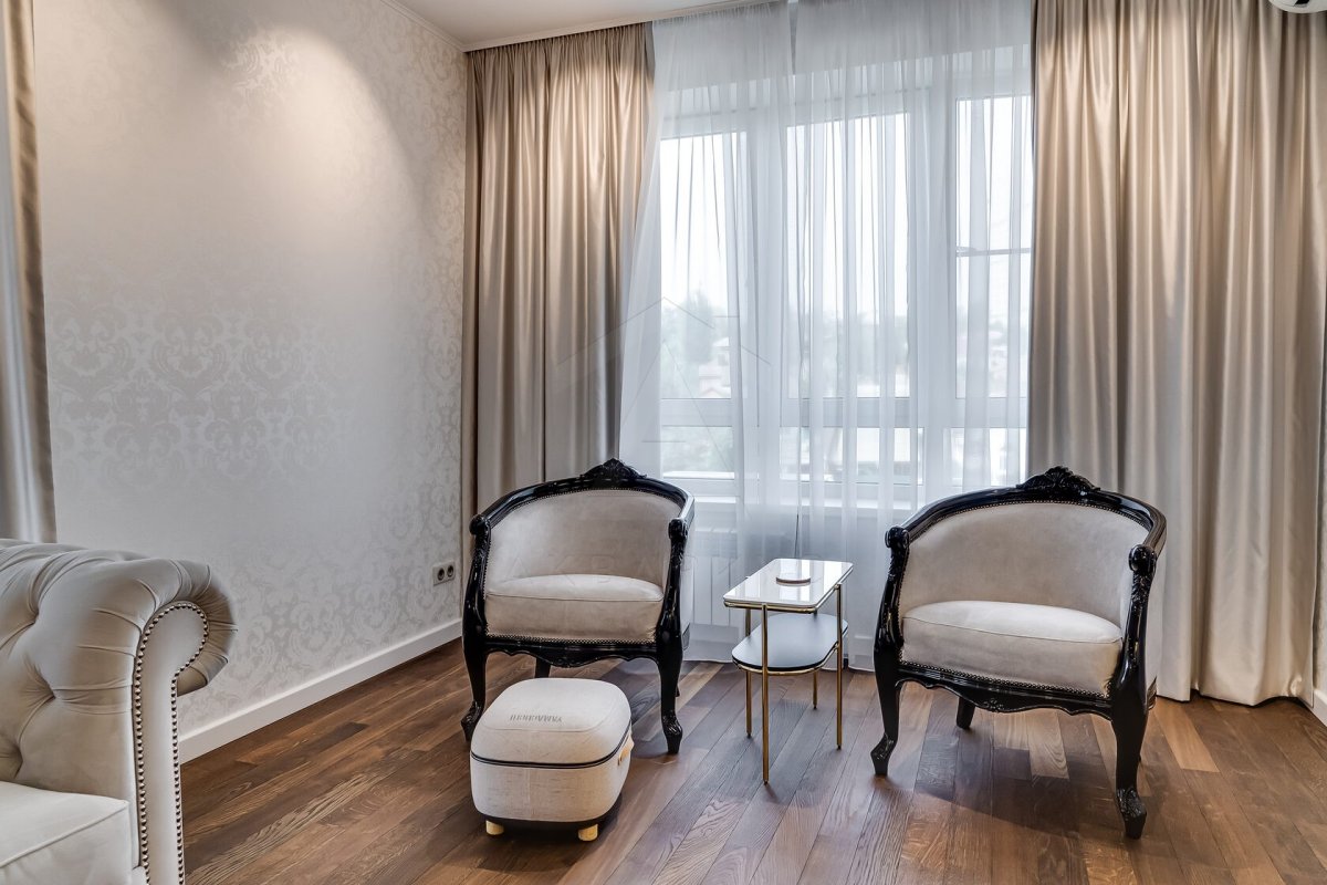 Деталі класики Деталі класичного інтер'єру: люстра, ліпнина, дзеркало в розкішній рамі.