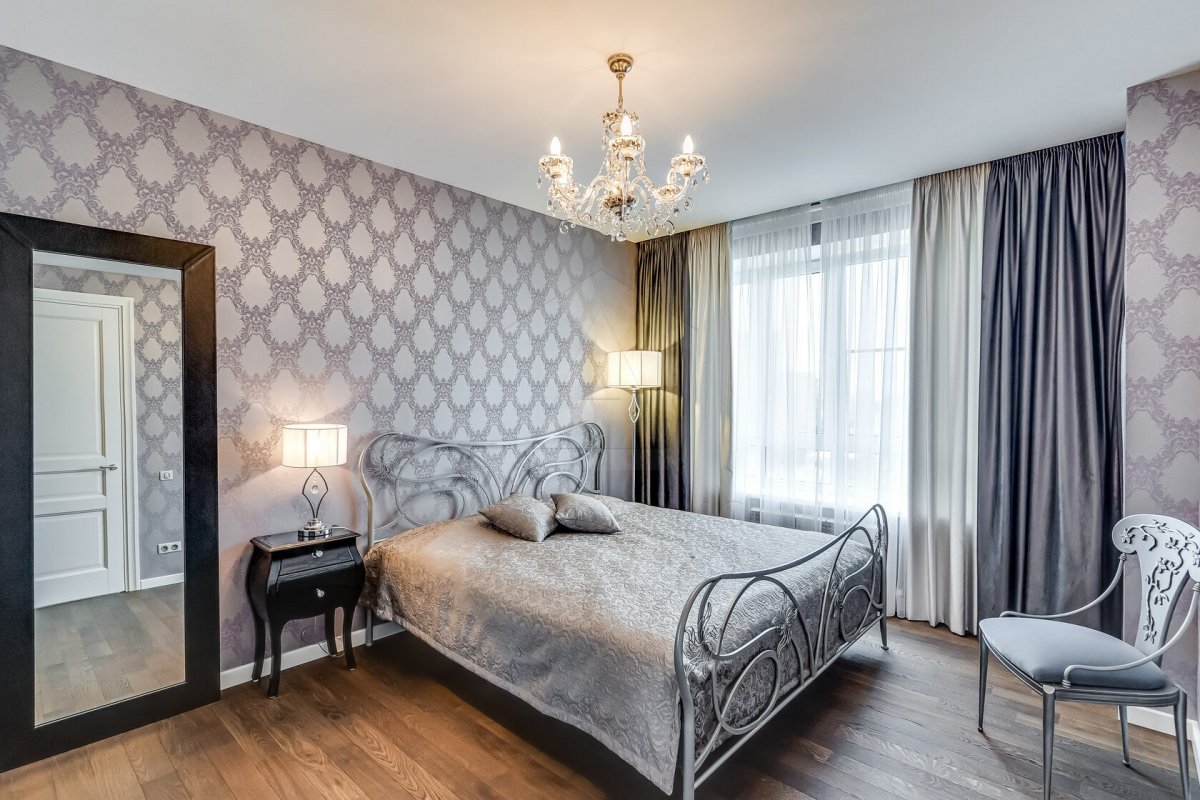 Класичний передпокій Інтер'єр передпокою в класичному стилі з дзеркалом та консоллю.