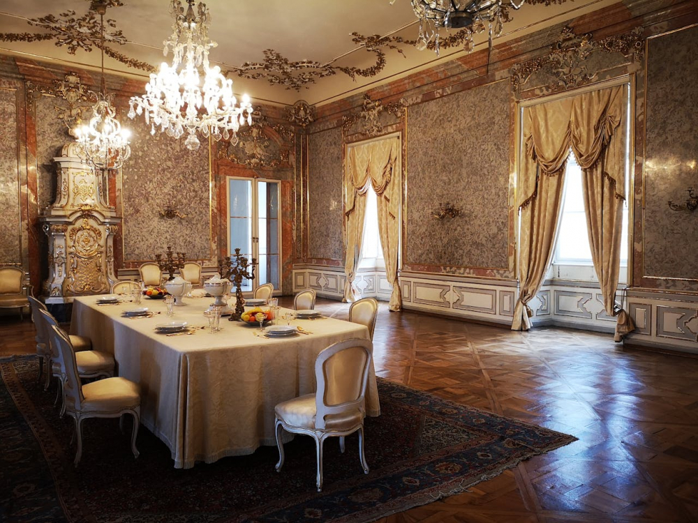 Класична спальня: розкіш і комфорт Розкішна спальня в класичному стилі з великим ліжком та елегантними деталями