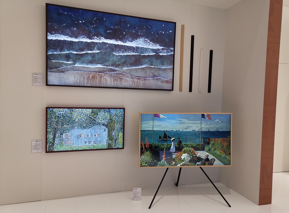 Класична ванна кімната Елегантний інтер'єр ванної кімнати в класичному стилі з мармуровою обробкою.