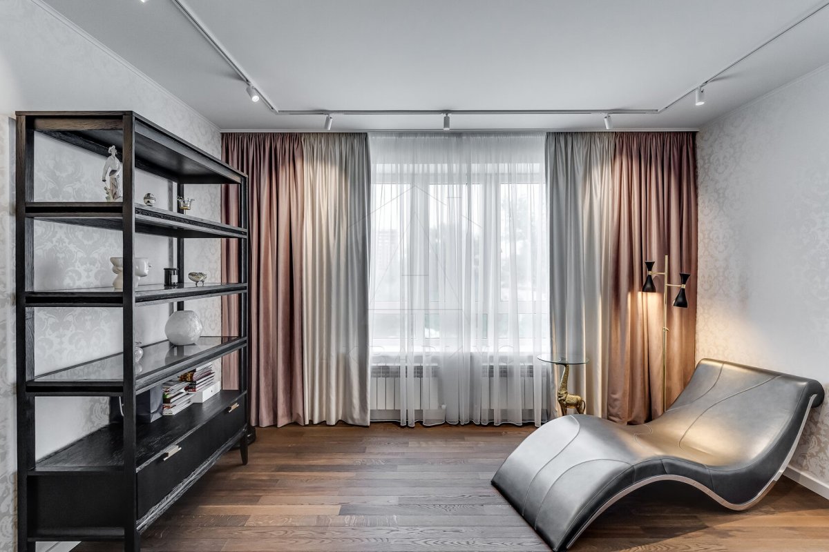 Класична кухня: елегантність і функціональність Вишукана кухня в класичному стилі з дерев'яними фасадами та мармуровою стільницею