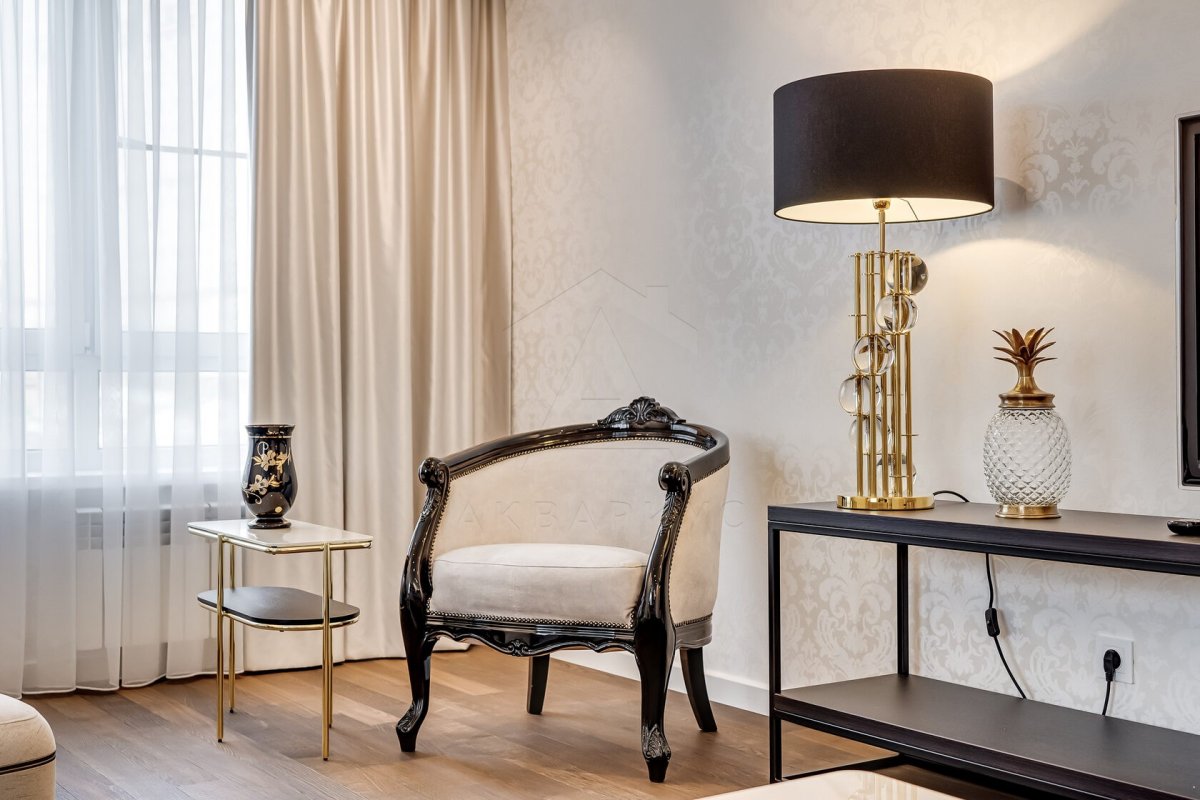 Їдальня: класичний шик Дизайн їдальні в класичному стилі з великим столом та стільцями з високою спинкою