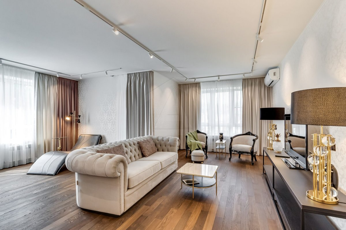 Класична вітальня з каміном Елегантний дизайн вітальні в класичному стилі з каміном та меблями